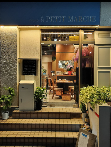 sous le PETIT MARCHE